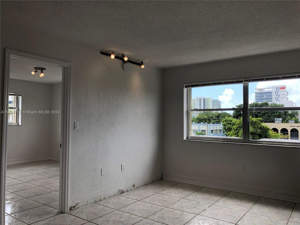 For Rent: $1,900 (1 beds, 1 baths, 638 Square Feet)