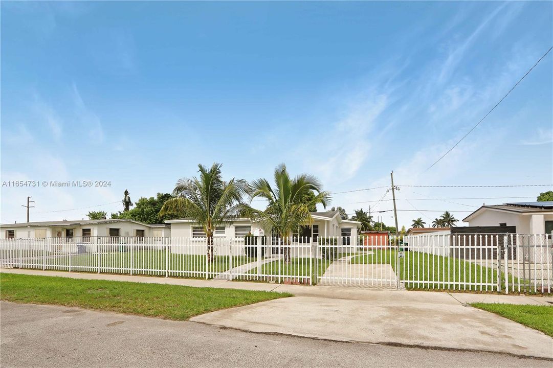 Active With Contract: $3,300 (3 beds, 2 baths, 1547 Square Feet)