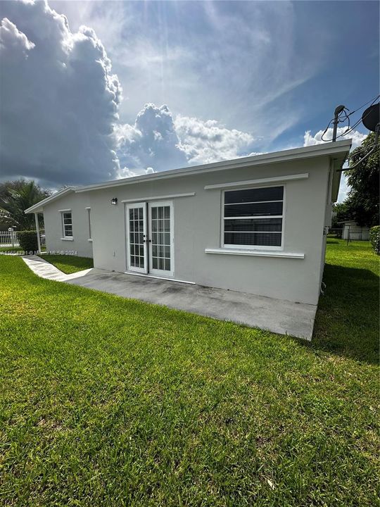 Active With Contract: $3,300 (3 beds, 2 baths, 1547 Square Feet)