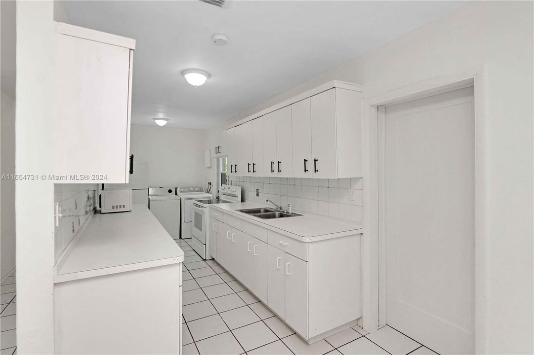 Active With Contract: $3,300 (3 beds, 2 baths, 1547 Square Feet)