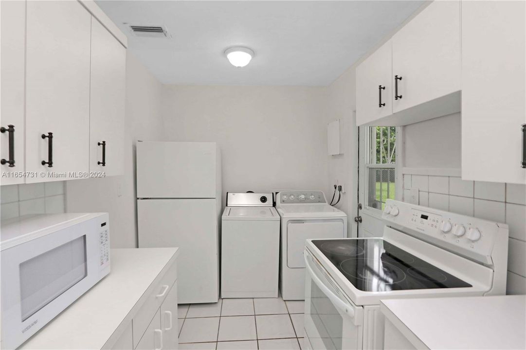 Active With Contract: $3,300 (3 beds, 2 baths, 1547 Square Feet)