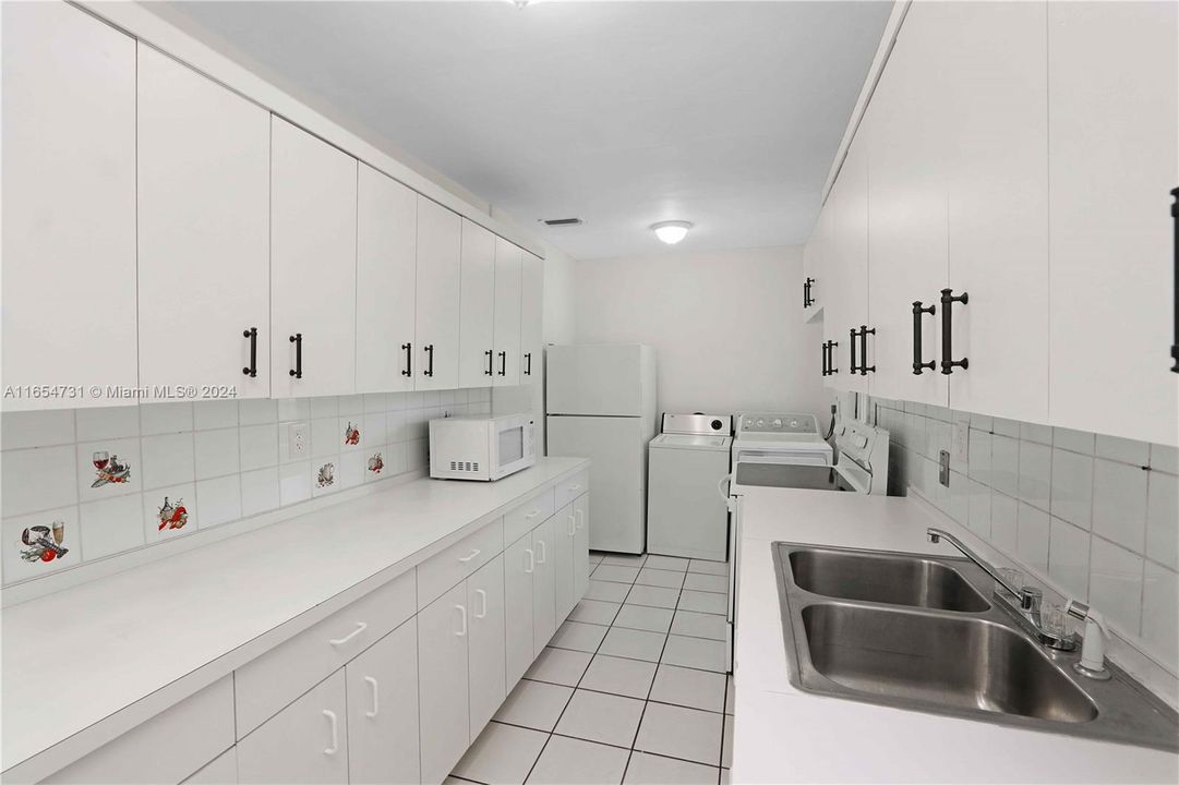 Active With Contract: $3,300 (3 beds, 2 baths, 1547 Square Feet)