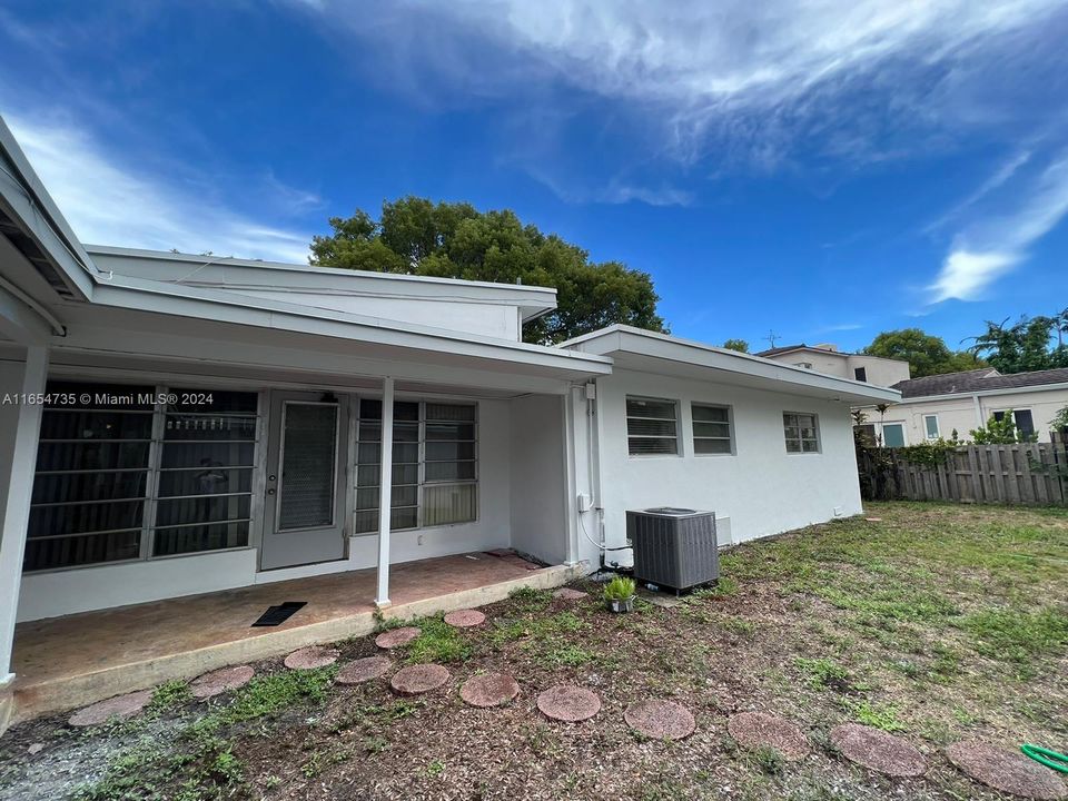 For Sale: $2,500,000 (3 beds, 2 baths, 1777 Square Feet)