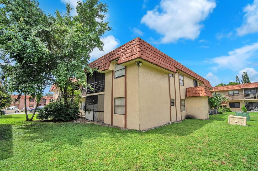 For Sale: $339,000 (3 beds, 2 baths, 980 Square Feet)