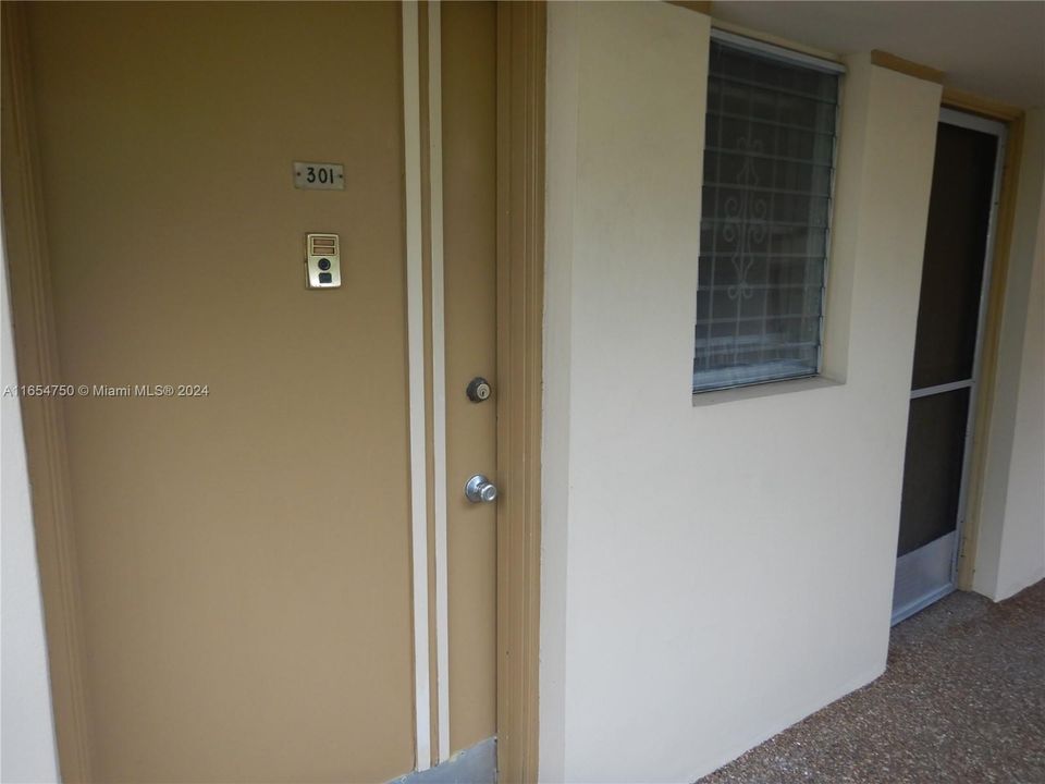 Active With Contract: $2,100 (2 beds, 2 baths, 1090 Square Feet)