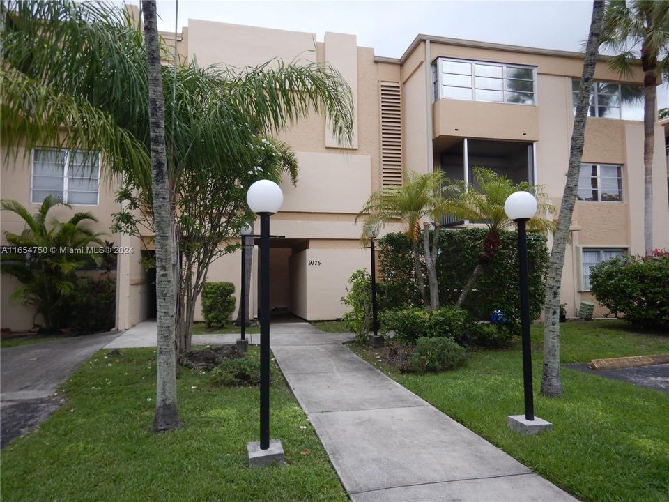 Active With Contract: $2,100 (2 beds, 2 baths, 1090 Square Feet)