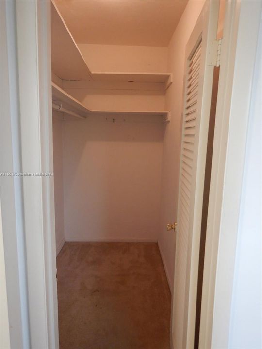 Masterbedroom walk-in closet