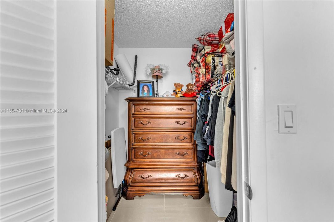 Walkin Closet 2nd Bedroom