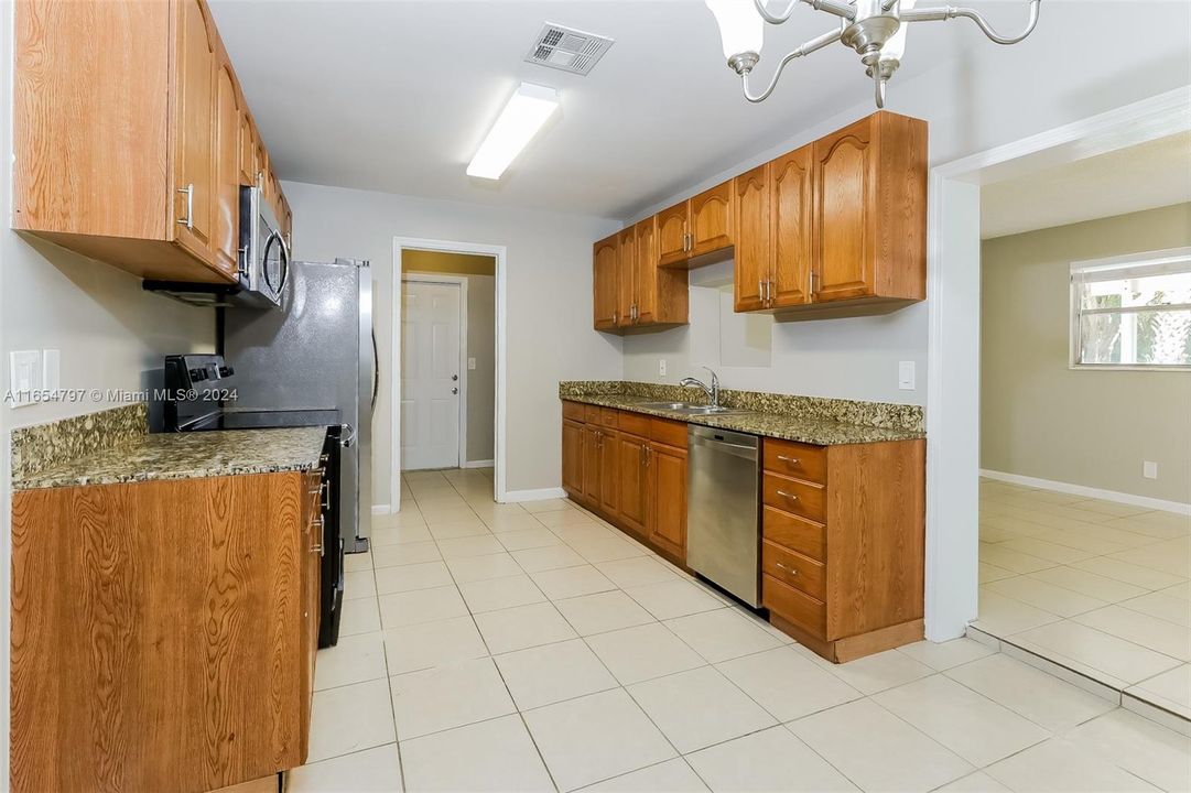 For Rent: $2,535 (4 beds, 2 baths, 1368 Square Feet)