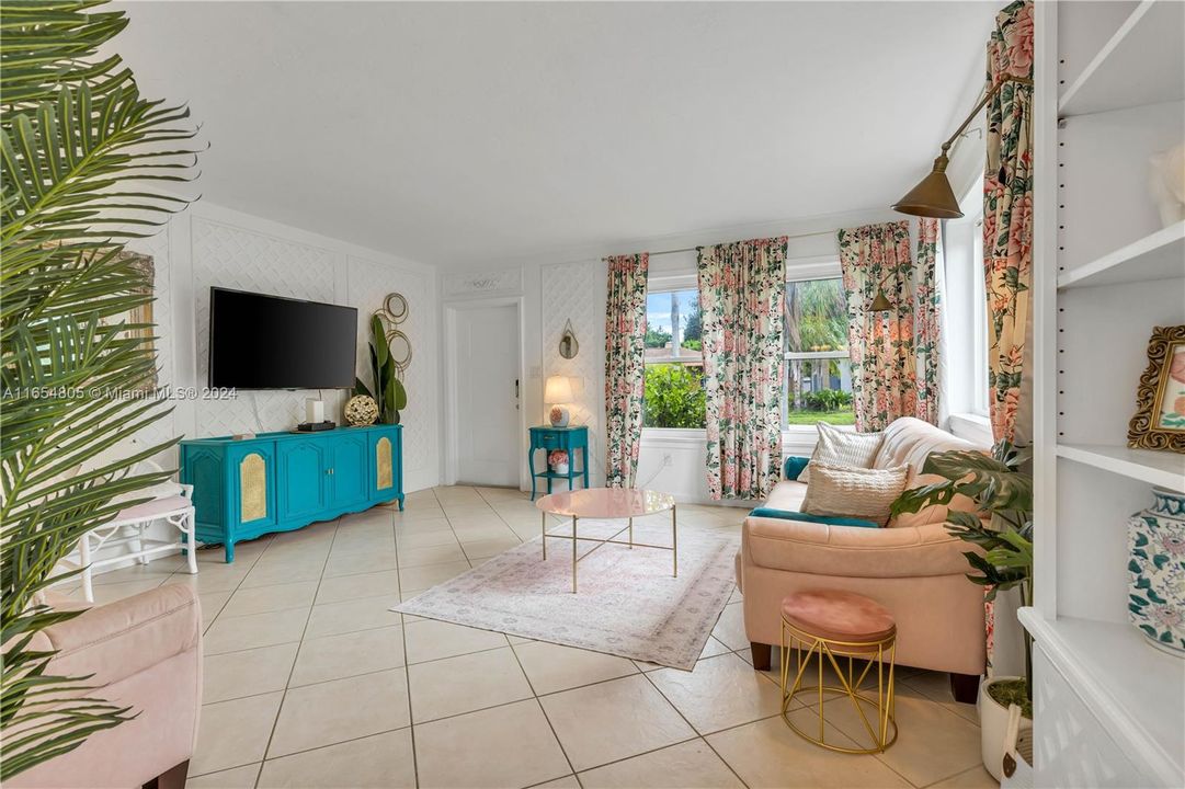 For Sale: $639,000 (2 beds, 1 baths, 870 Square Feet)