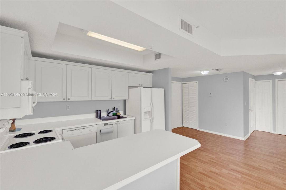 For Sale: $329,900 (1 beds, 1 baths, 630 Square Feet)