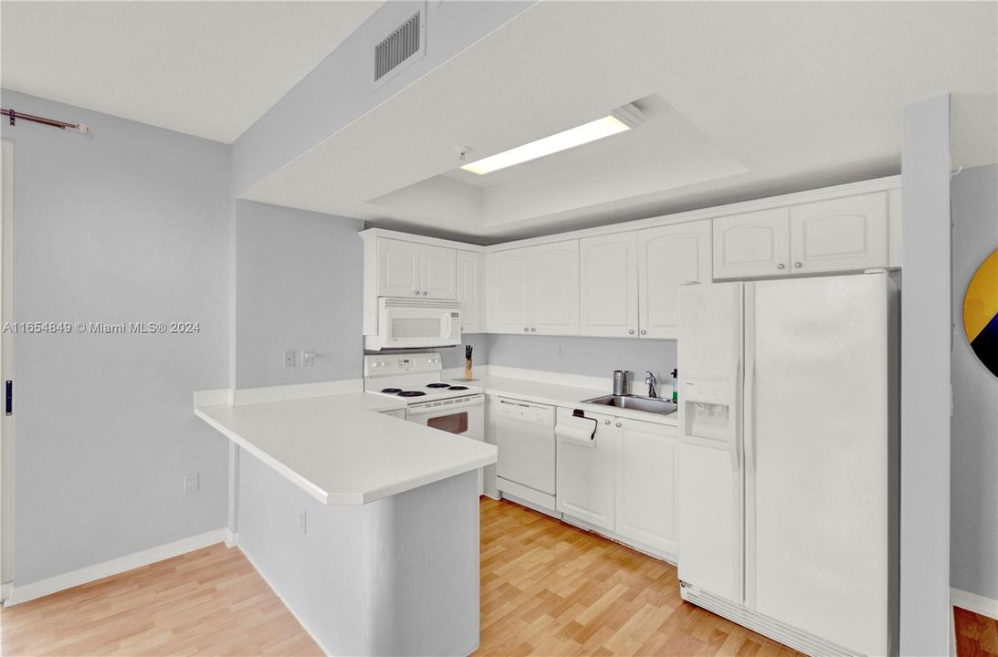 For Sale: $329,900 (1 beds, 1 baths, 630 Square Feet)