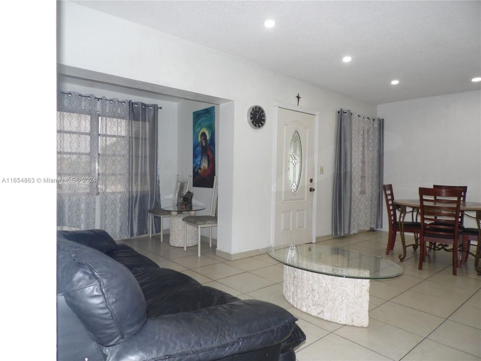 En Venta: $699,000 (4 camas, 3 baños, 1946 Pies cuadrados)