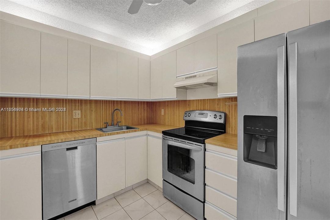 For Sale: $279,000 (1 beds, 1 baths, 950 Square Feet)