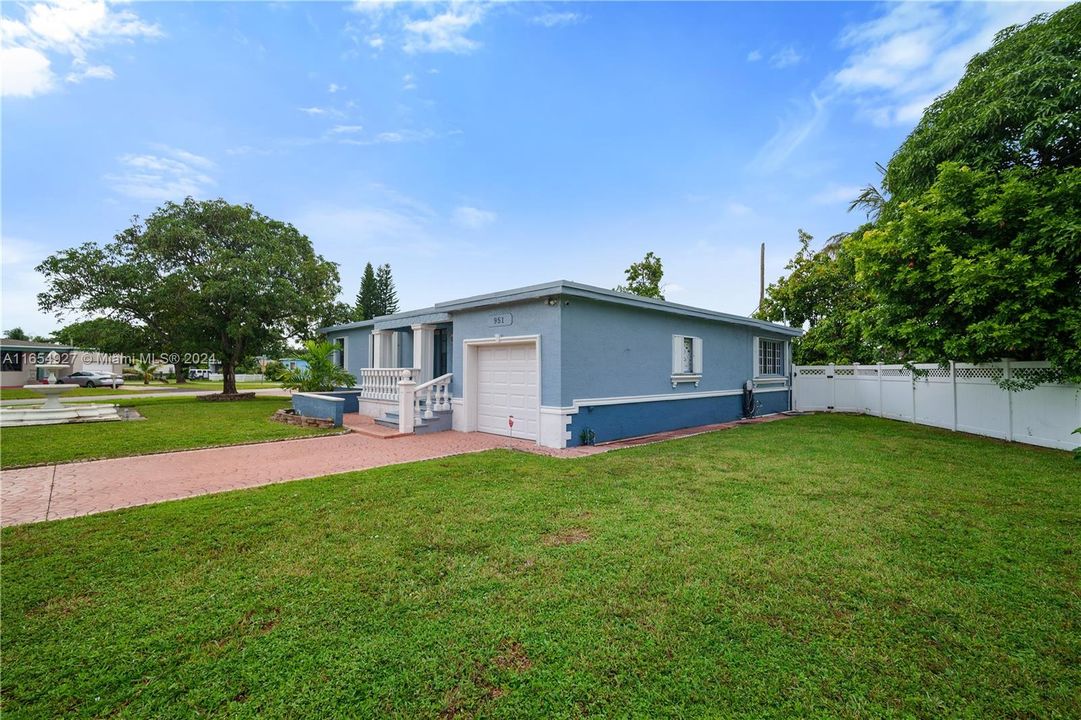 For Sale: $625,000 (3 beds, 2 baths, 1584 Square Feet)