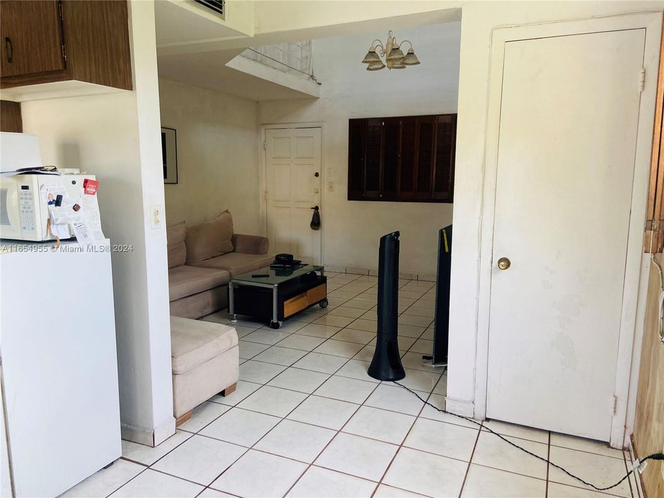 For Sale: $195,000 (1 beds, 1 baths, 669 Square Feet)