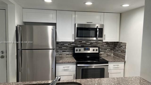 Active With Contract: $2,250 (2 beds, 2 baths, 925 Square Feet)