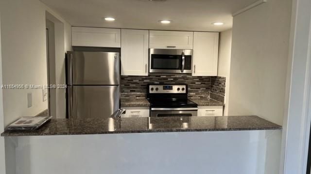 Active With Contract: $2,250 (2 beds, 2 baths, 925 Square Feet)