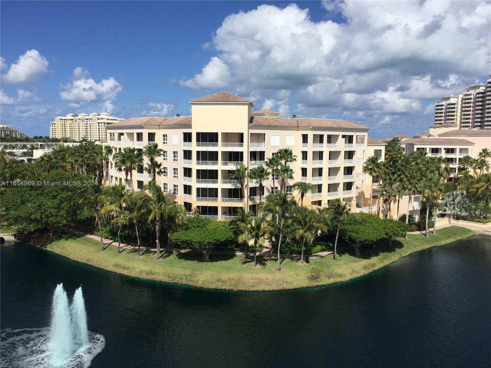 For Sale: $1,295,000 (2 beds, 2 baths, 1310 Square Feet)