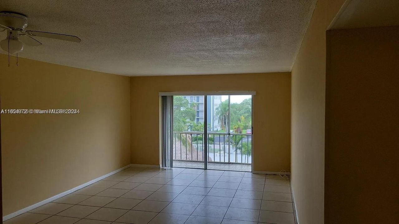 For Sale: $200,000 (2 beds, 2 baths, 992 Square Feet)