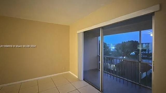 For Sale: $200,000 (2 beds, 2 baths, 992 Square Feet)