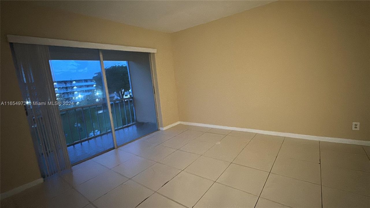 For Sale: $200,000 (2 beds, 2 baths, 992 Square Feet)