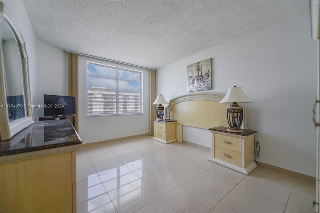 For Sale: $395,000 (1 beds, 1 baths, 870 Square Feet)