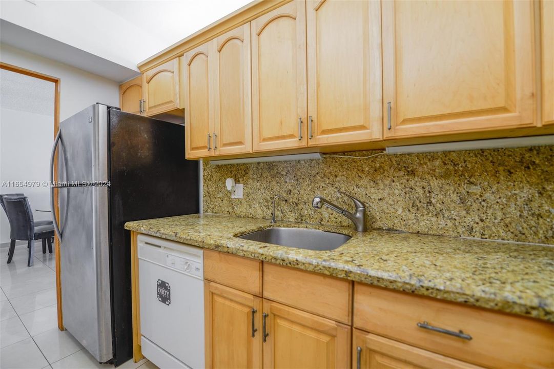 For Sale: $395,000 (1 beds, 1 baths, 870 Square Feet)