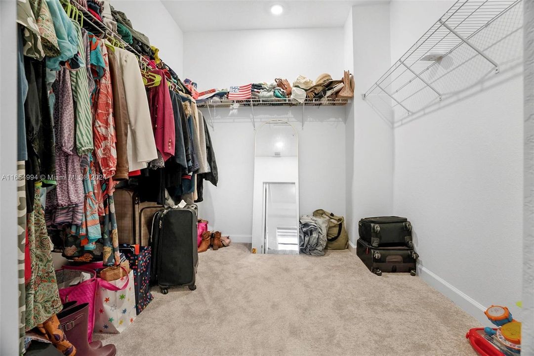 Walking Closet