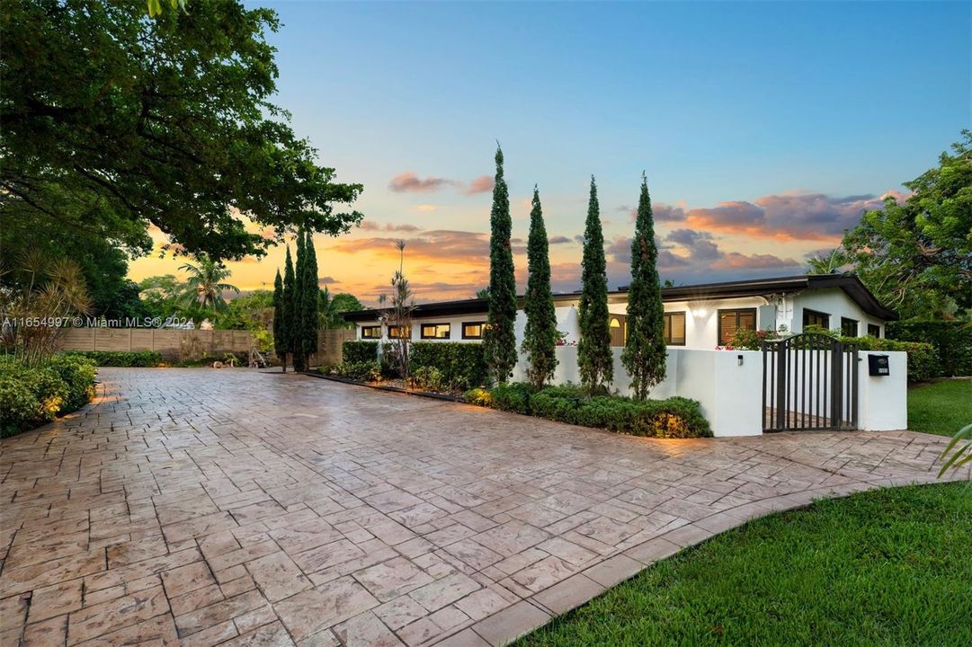 For Sale: $2,980,000 (4 beds, 2 baths, 2420 Square Feet)