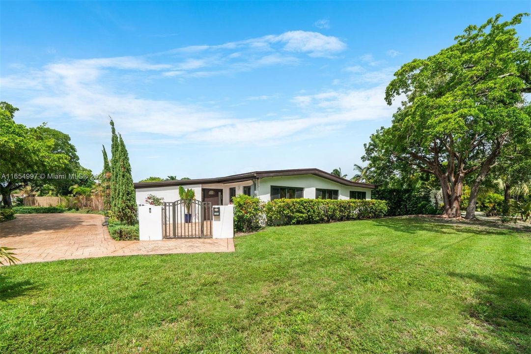 For Sale: $2,980,000 (4 beds, 2 baths, 2420 Square Feet)