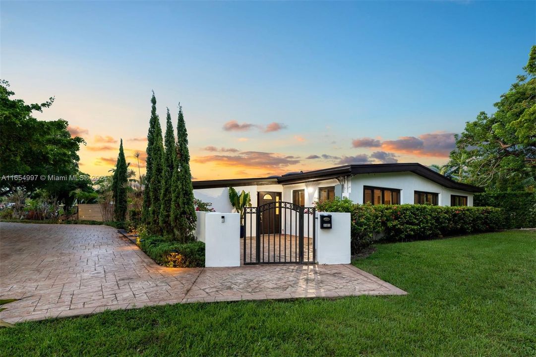 For Sale: $2,980,000 (4 beds, 2 baths, 2420 Square Feet)