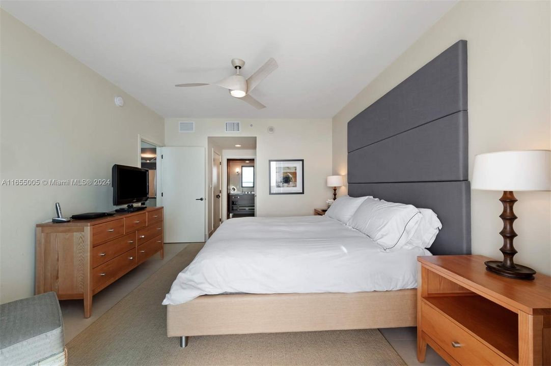 Active With Contract: $9,250 (1 beds, 1 baths, 842 Square Feet)