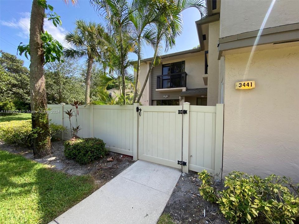 Active With Contract: $2,150 (2 beds, 2 baths, 1140 Square Feet)