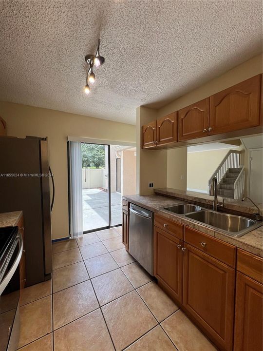 Active With Contract: $2,150 (2 beds, 2 baths, 1140 Square Feet)