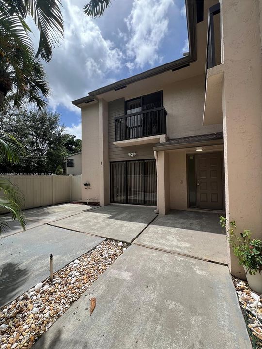 Active With Contract: $2,150 (2 beds, 2 baths, 1140 Square Feet)