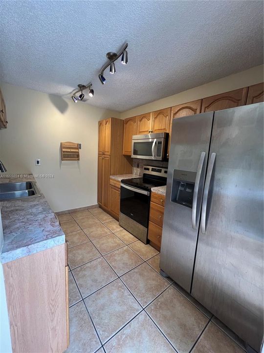 Active With Contract: $2,150 (2 beds, 2 baths, 1140 Square Feet)