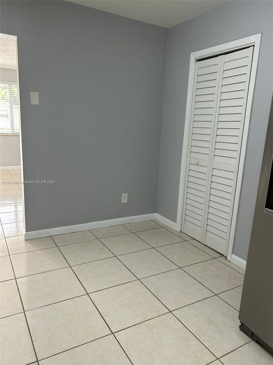 Active With Contract: $2,299 (2 beds, 1 baths, 1593 Square Feet)