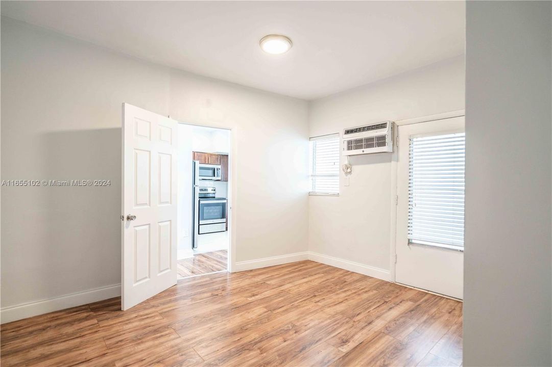 For Rent: $2,400 (2 beds, 1 baths, 869 Square Feet)