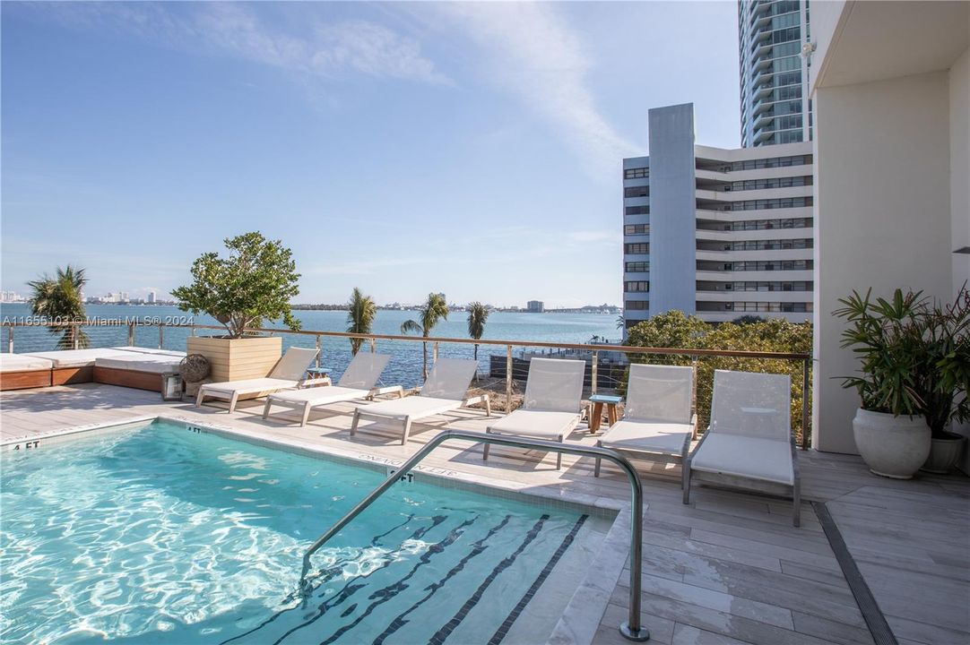 For Sale: $1,085,000 (2 beds, 3 baths, 1187 Square Feet)