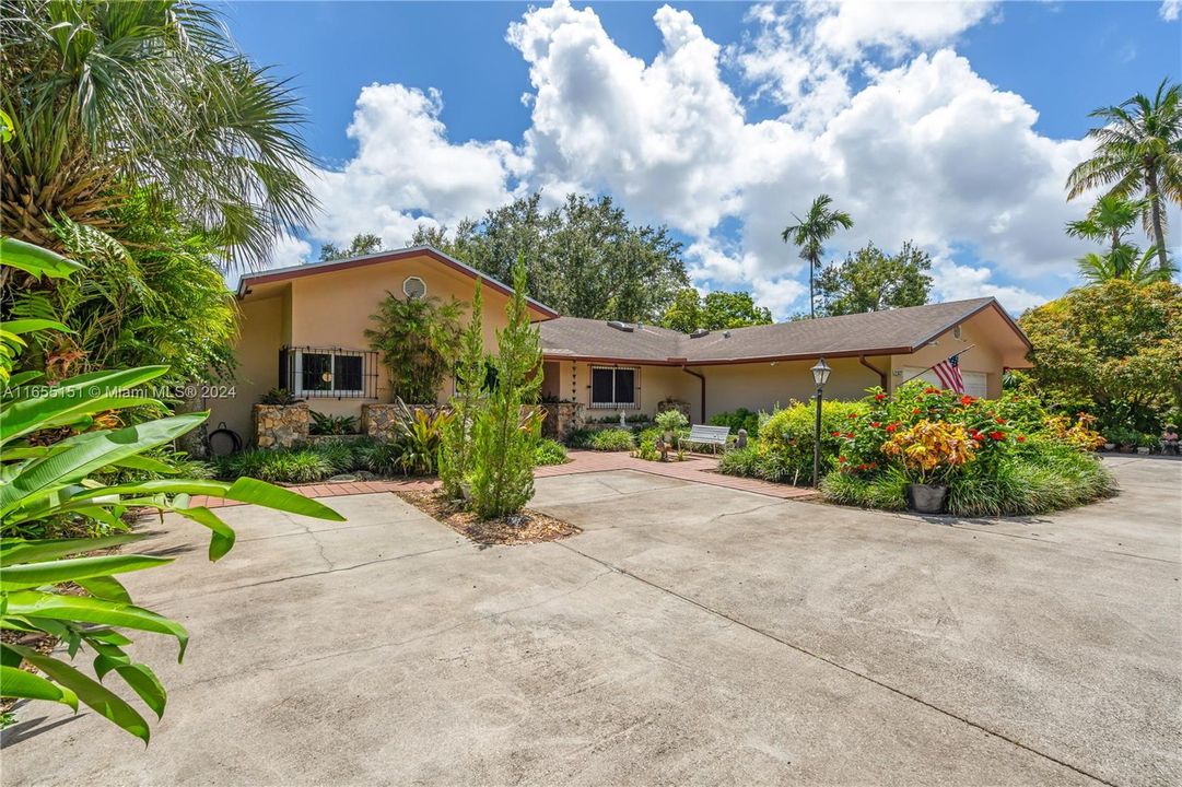 For Sale: $939,000 (3 beds, 2 baths, 2216 Square Feet)