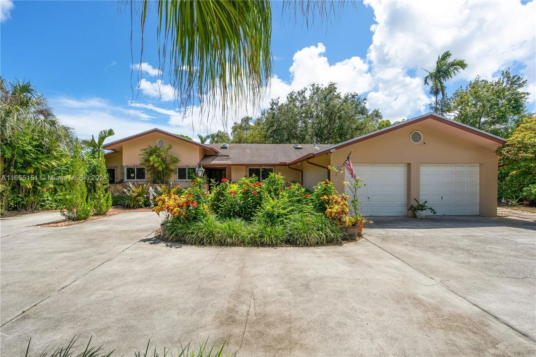 For Sale: $939,000 (3 beds, 2 baths, 2216 Square Feet)