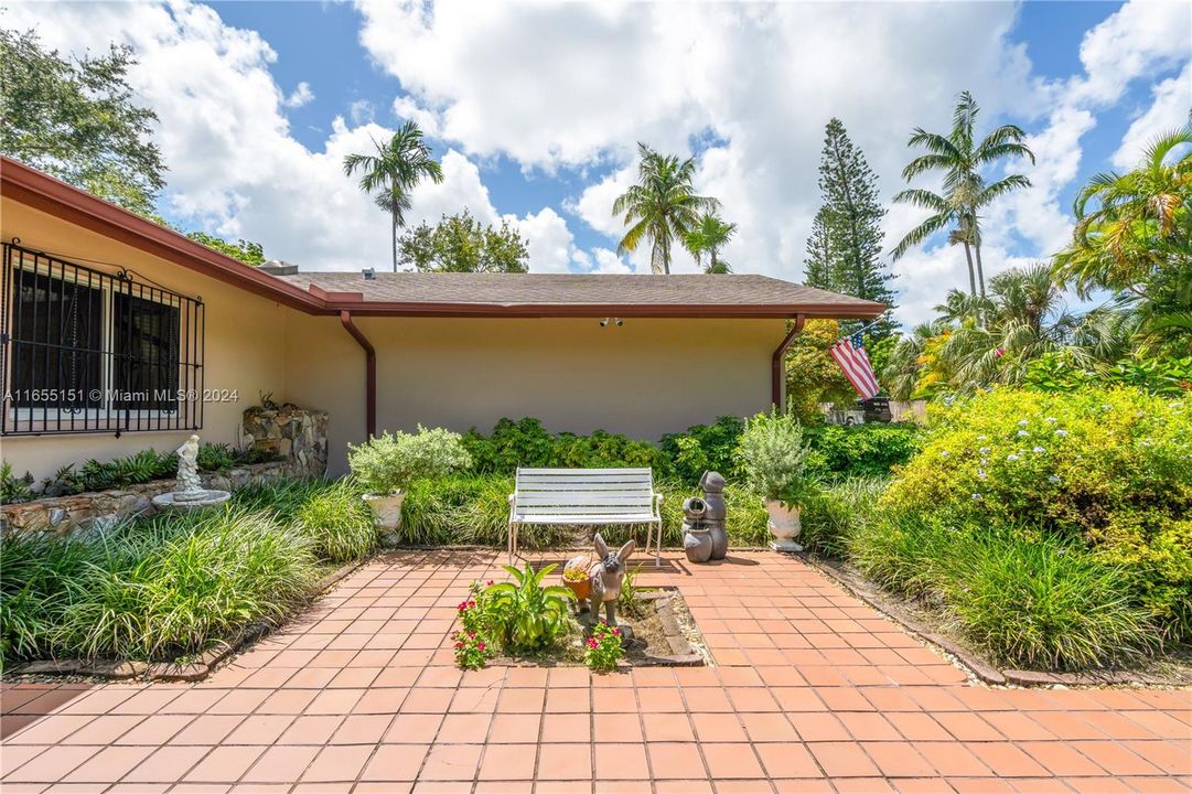 For Sale: $939,000 (3 beds, 2 baths, 2216 Square Feet)