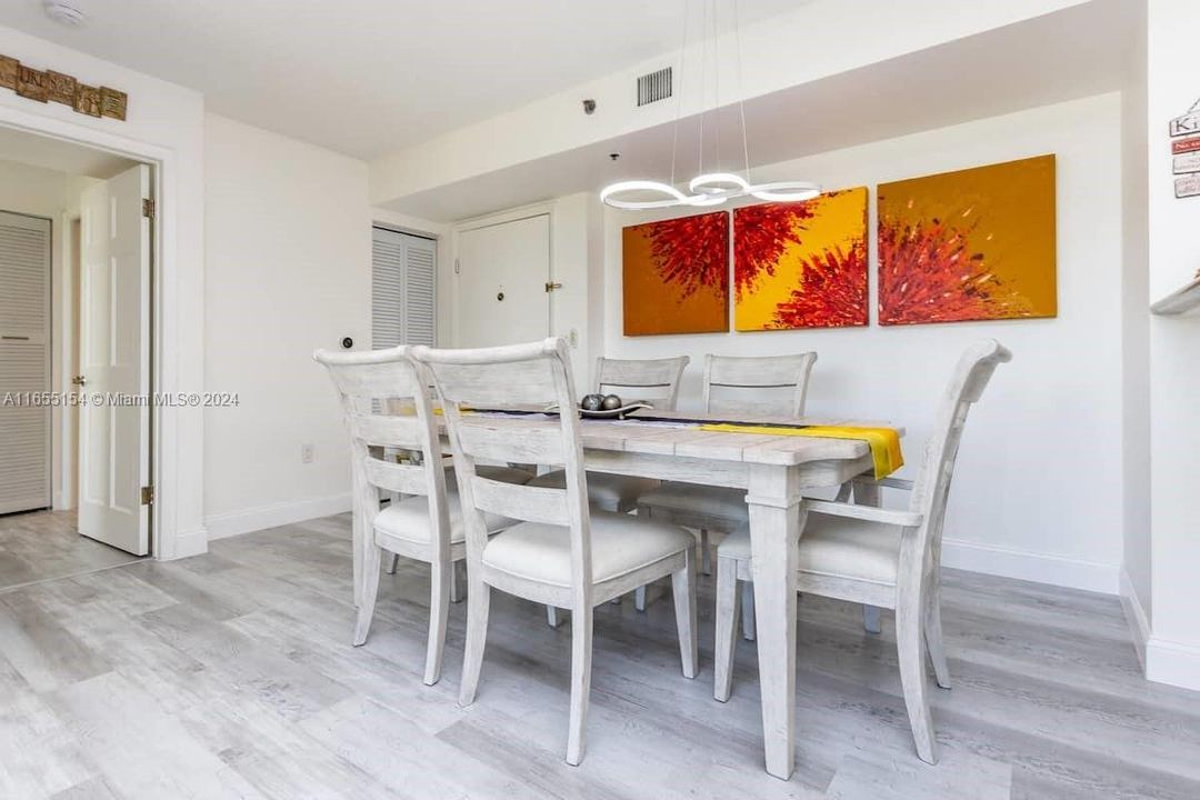 Active With Contract: $489,000 (2 beds, 2 baths, 1180 Square Feet)