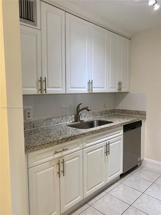 For Rent: $1,650 (1 beds, 1 baths, 811 Square Feet)