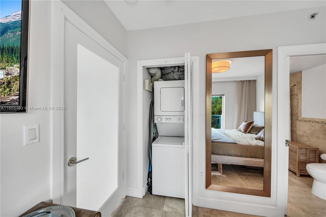 For Sale: $550,000 (1 beds, 1 baths, 745 Square Feet)