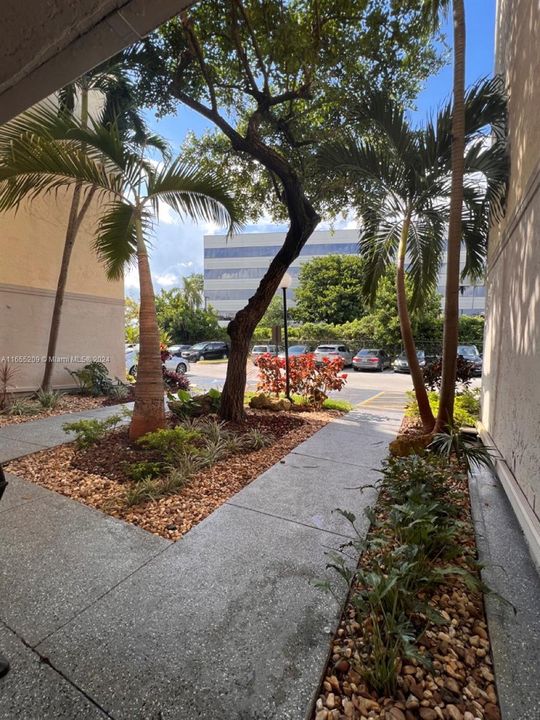 Active With Contract: $1,950 (1 beds, 1 baths, 810 Square Feet)