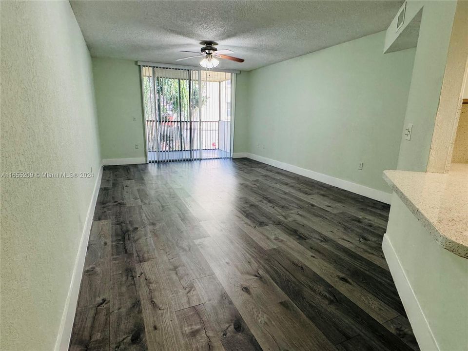 Active With Contract: $1,950 (1 beds, 1 baths, 810 Square Feet)