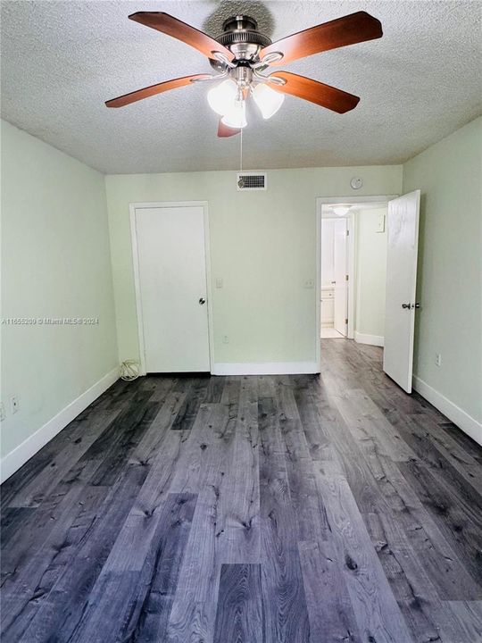 Active With Contract: $1,950 (1 beds, 1 baths, 810 Square Feet)