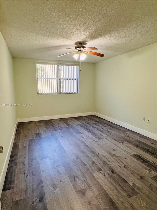 Active With Contract: $1,950 (1 beds, 1 baths, 810 Square Feet)